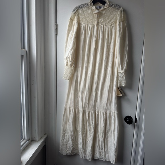 Vintage Lily of France Cream Lace-Trim Maxi Long Sleeve Nightgown - Picture 7 of 9